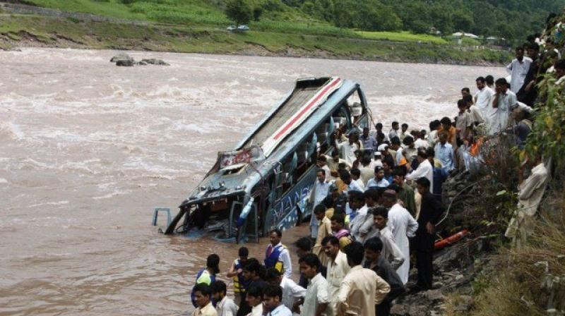 यात्रु बोकेको बस नदीमा खस्दा २४ को मृत्यु