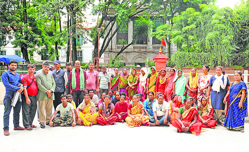 नौ करोड ठगी: सय परिवार विस्थापित