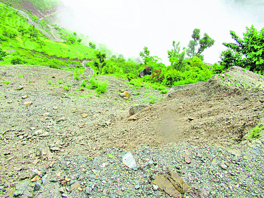 मापदण्डविपरीत सडक बनाउँदा दर्जनौं बस्ती जोखिममा