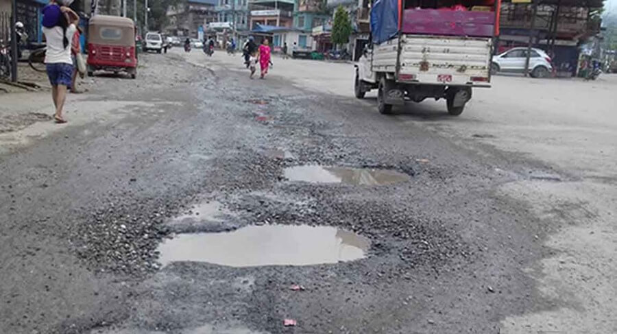 सडकका खाल्डा टाल्न वर्षाको बहाना