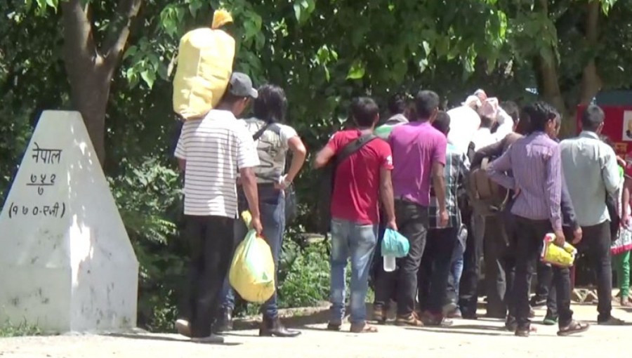 रोजगारीका लागि भित्रिँदै भारतीय, बाहिरिँदै नेपाली