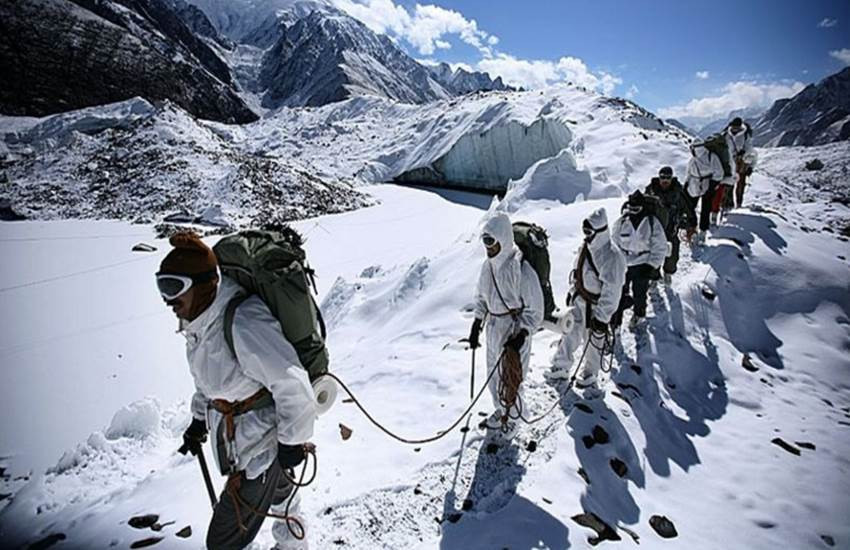 सियाचिन ग्लेसियरमा हिमपहिरो, चार सैनिकसहित ६ को मृत्यु