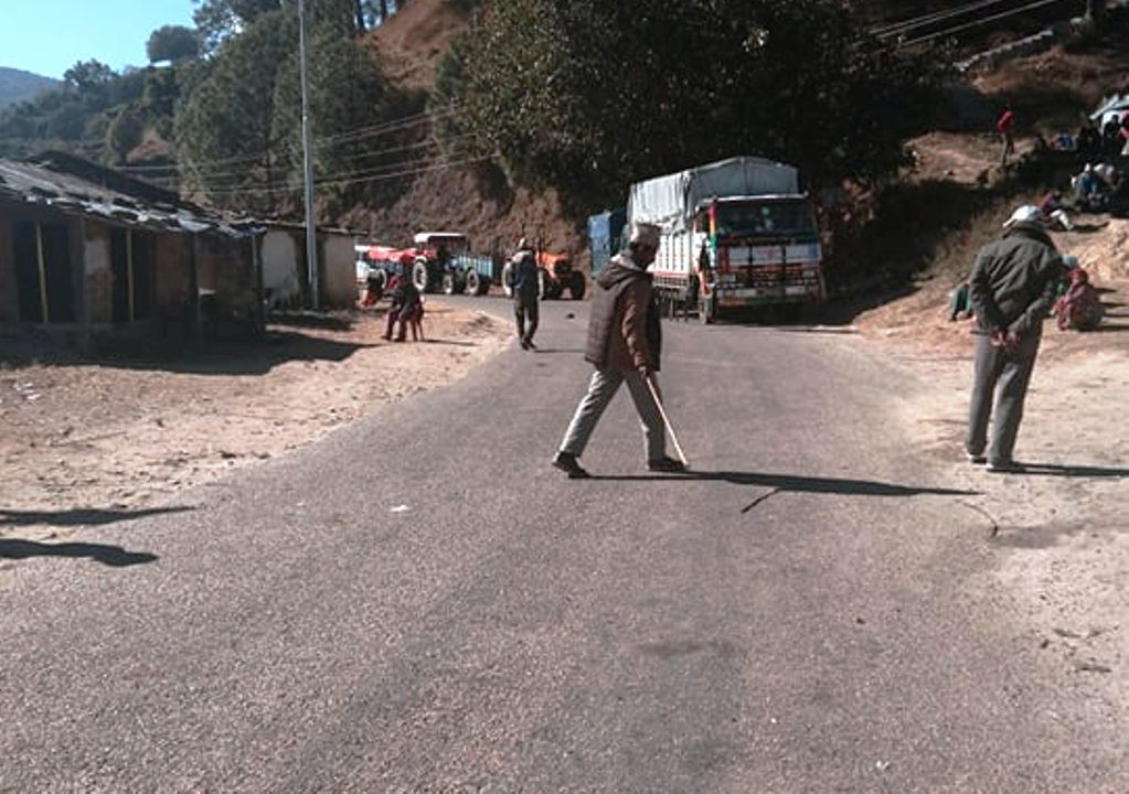 दुर्घटनामा युवकको मृत्युपछि केआइसिंह राजमार्ग अवरुद्ध