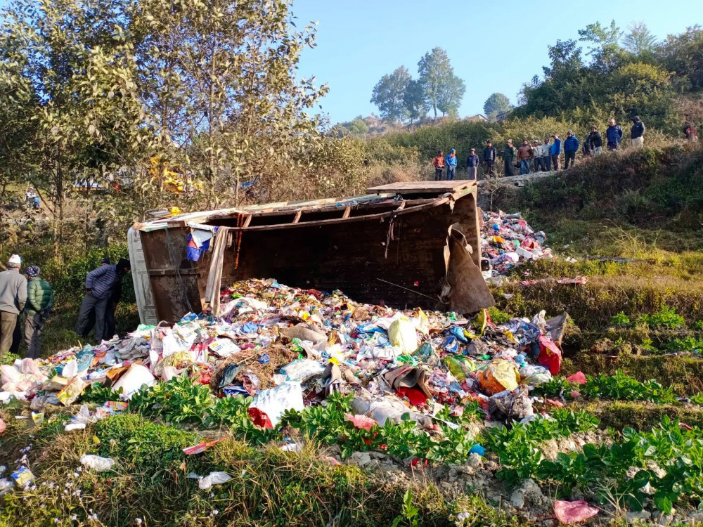 फोहोर बोकेको टिपर दुर्घटना:  चालक र सहचालकको मृत्यु