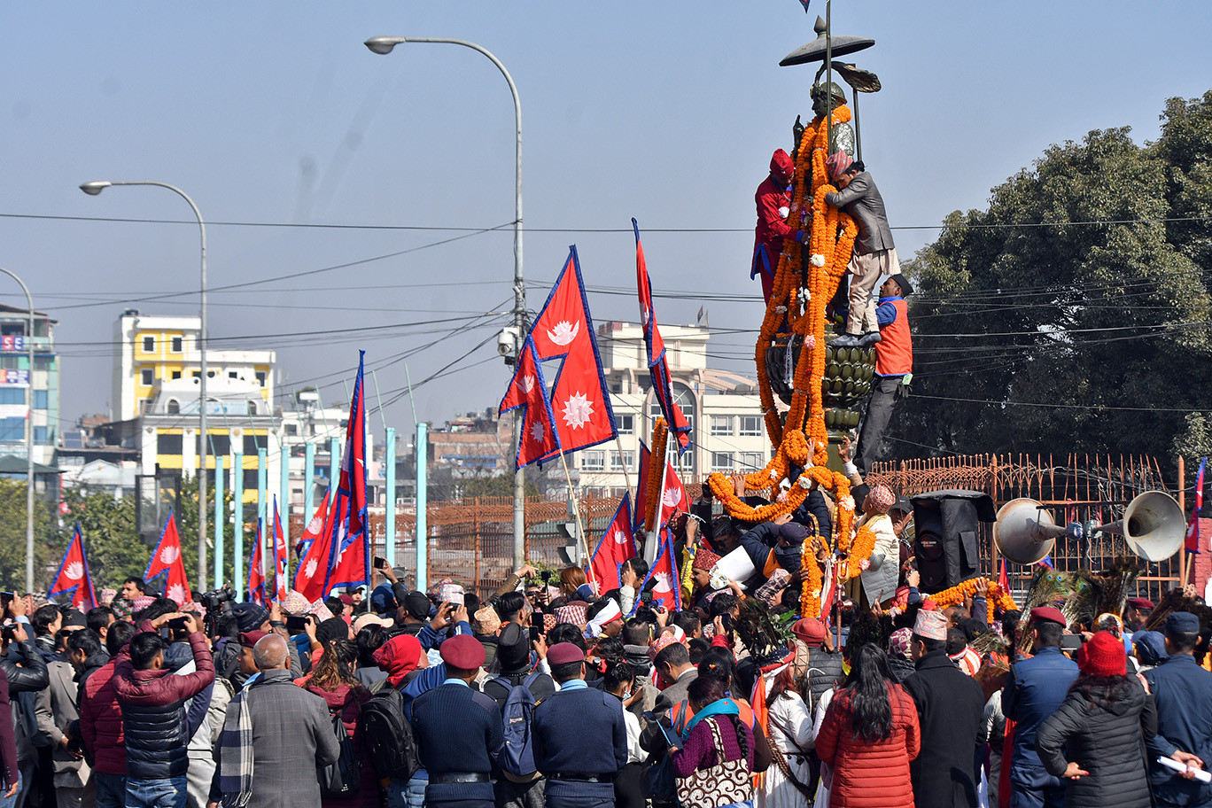 पृथ्वीनारायण शाहको सालिकमा १ सय ८ किलोको माला