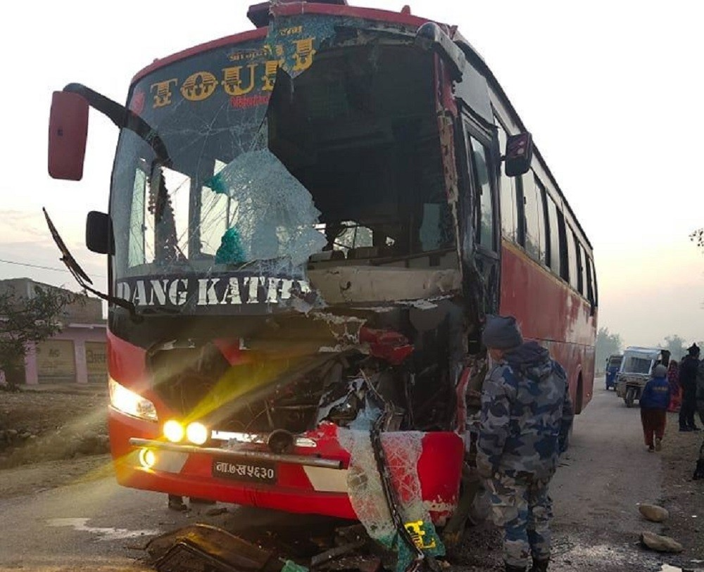 कैलालीमा यात्रुबाहक बस दुर्घटना : ३५ जना घाइते, तीनकाे अवस्था गम्भीर