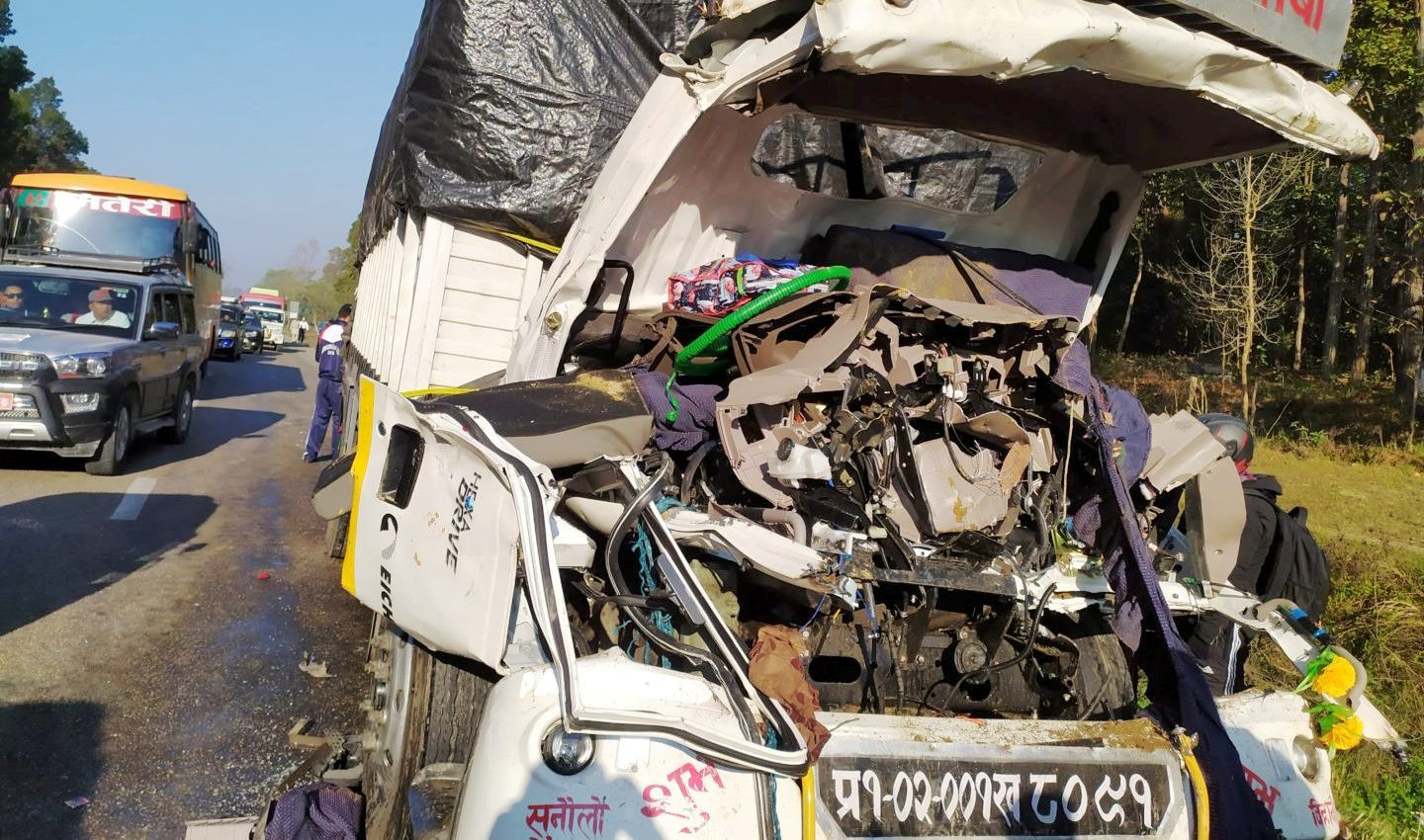 पथरीमा ट्रक दुर्घटना, ५ गोरुसहित २ जनाको मृत्यु
