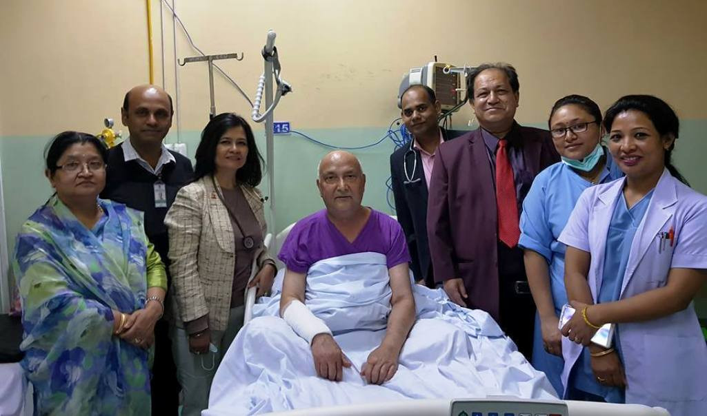 प्रधानमन्त्रीको स्वास्थ्यमा थप सुधार, खाना दिएर हिँडाउन थालियो