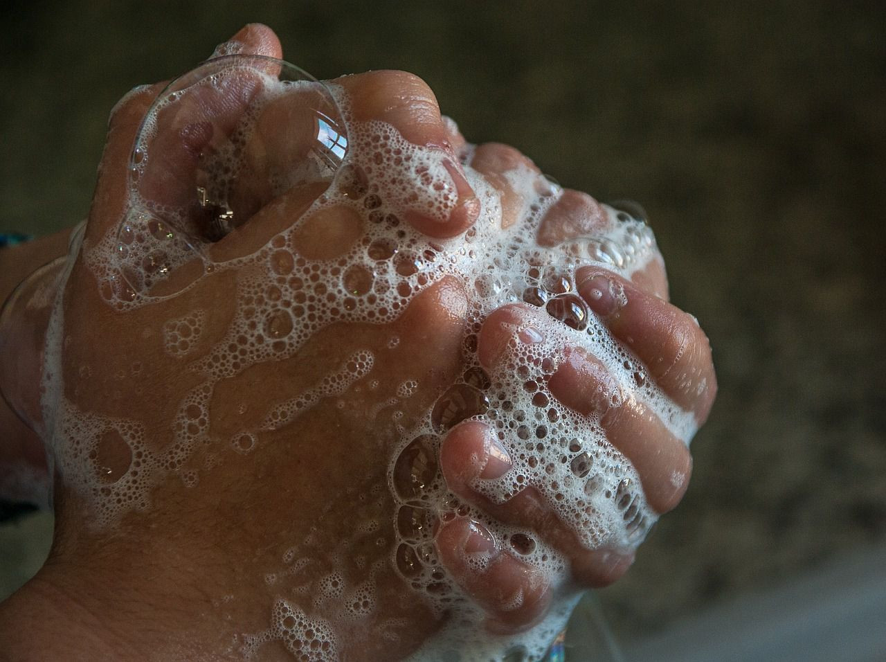 साबुनपानीले हात धोए कोरोनाबाट बच्न सकिन्छ, यस्तो छ धुने तरिका