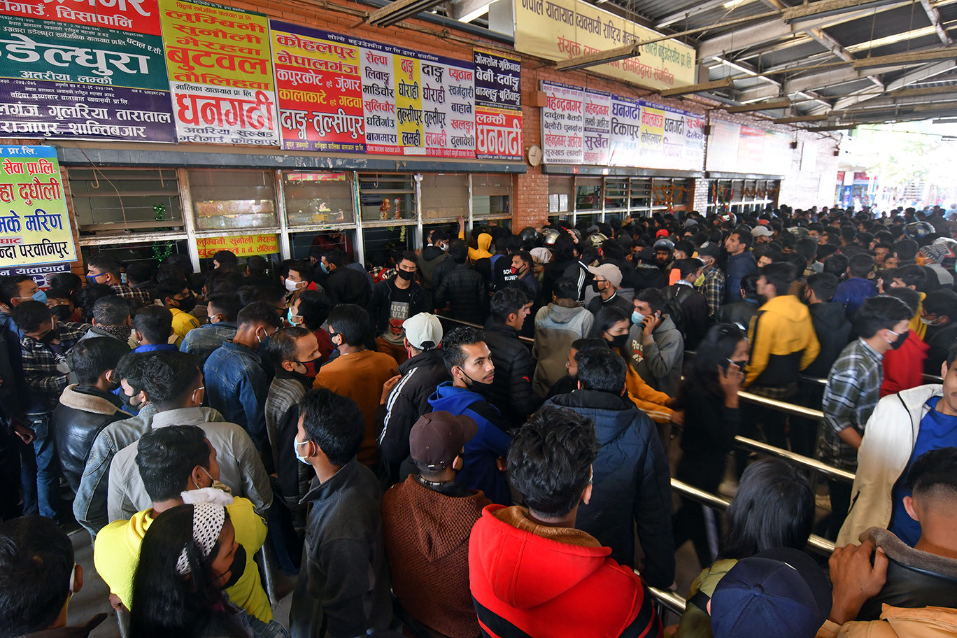 आइतबार मात्र १ लाखभन्दा बढीले छाडे उपत्यका