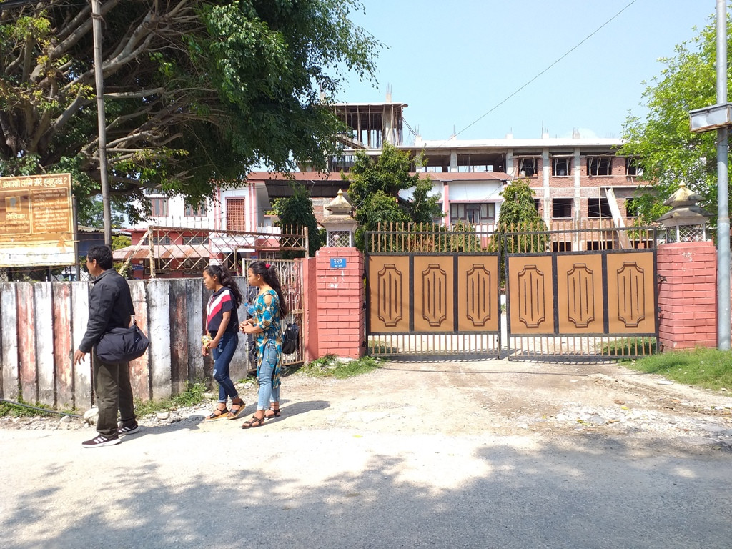 हेटौँडाका सरकारी कार्यालय बन्द, गेटबाटै फर्काइए सेवाग्राही