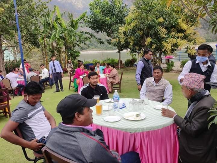 नगरपालिका बन्द गरेर निषेधाज्ञा अवज्ञा गर्दै खानपिनमा व्यस्त जनप्रतिनिधि      