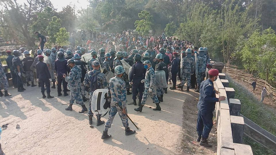 गौरीफन्टा नाकामा नेपाल फर्किन लागेका नेपाली र प्रहरीबीच झडप