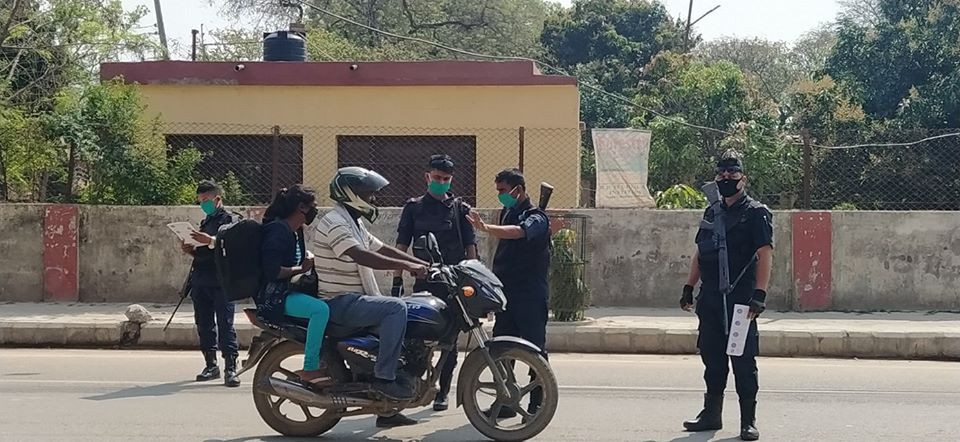धनुषामा लकडाउन अवज्ञा गर्ने २१ जना प्रहरीकाे नियन्त्रणमा