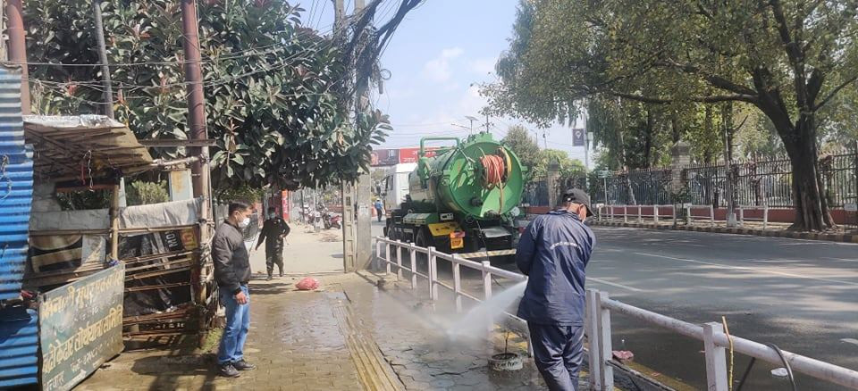 कोरोना संक्रमण नियन्त्रण गर्न सरसफाइलाई तीव्र पार्दै काठमाडौं महानगरपालिका