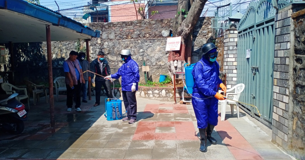 कोरानाको संक्रमण फैलिन नदिन पोखरामा कीटनाशक औषधि छर्न थालियो
