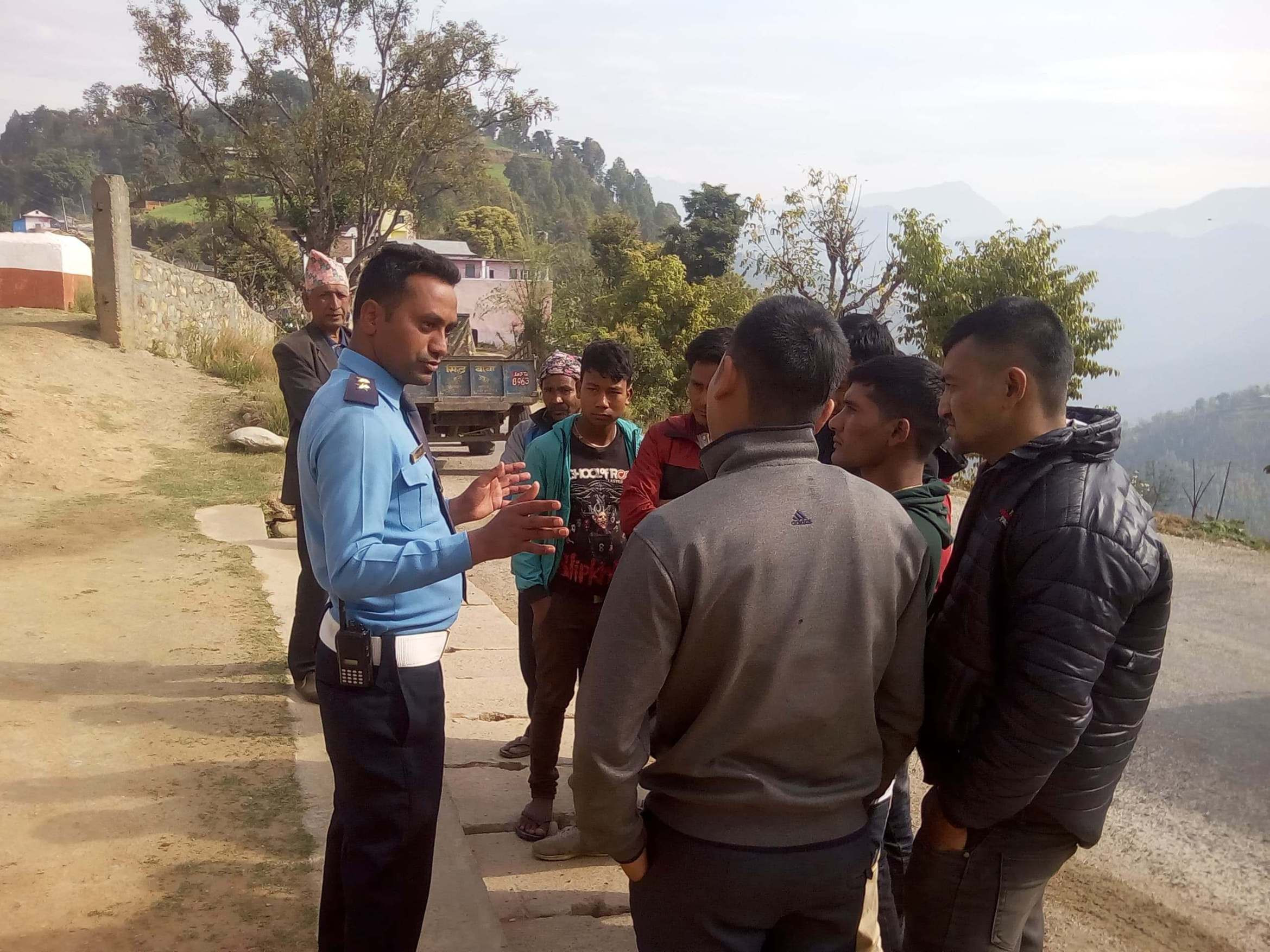 ‘लकडाउन’ उल्लङ्घन गर्नेलाई २ घण्टा सडकमै उभ्याउँदै प्रहरी