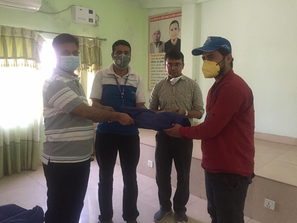 चिकित्सक संघ लुम्बिनी शाखाद्वारा एम्बुलेन्स चालकलाई पीपीई सहयोग