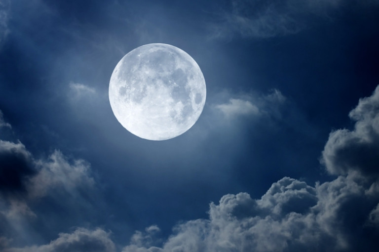 किन गोलो छैन चन्द्रमा ? पढ्नुहोस् १० तथ्य