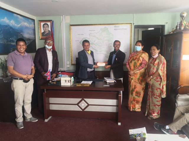 पोखरा महानगरको राहत कोषमा एन प्याब्सनको २ लाख