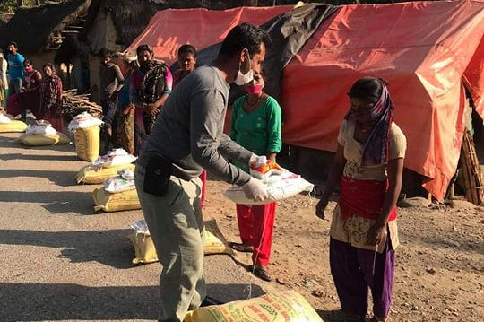 लकडाउनको मारमा बाढीपीडित, खाद्यान्न जोहोमा व्यस्त पत्रकार उपाध्याय