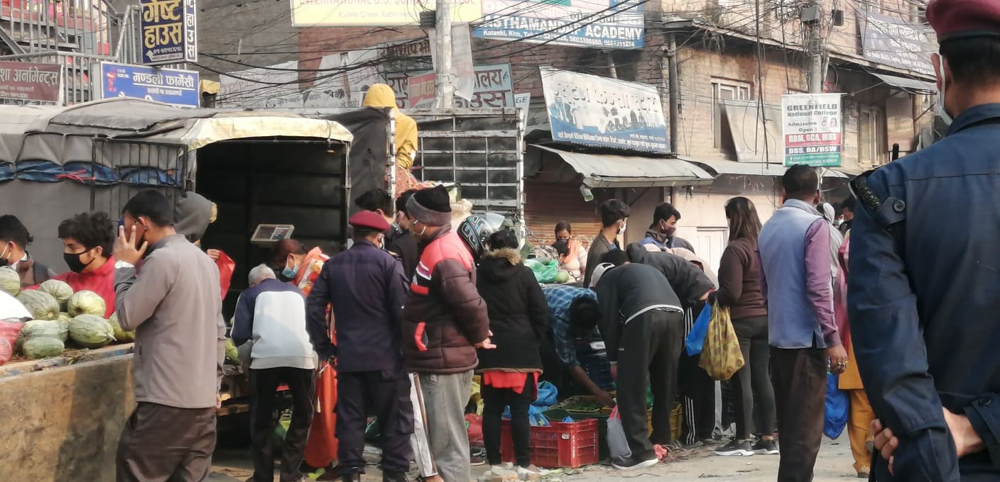 काठमाडौंको तरकारी बजारमा मानिसकाे भीड (फोटो फिचर)