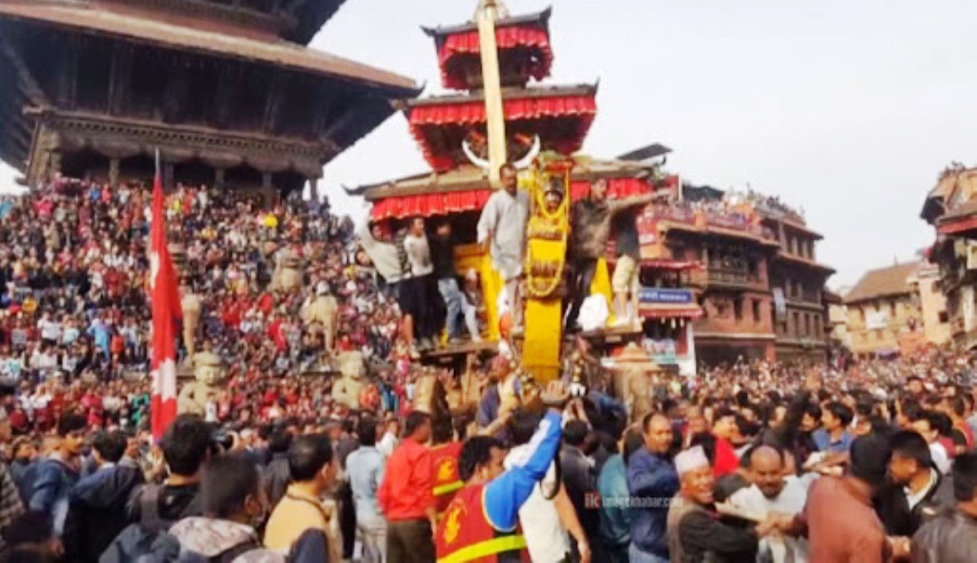 विश्वध्वजासहित ३ वटै लिङ्गो उठेन