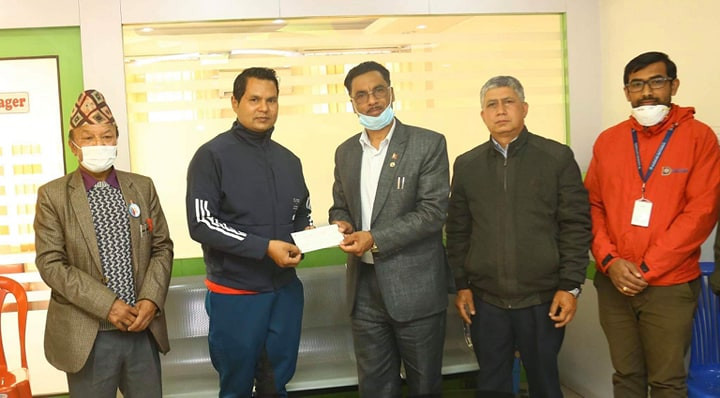 चन्द्रागिरि नगरलाई देवदर्शन सहकारीको १ लाख सहयोग