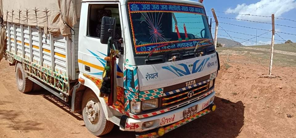 पासको दुरुपयोग : खाद्यान्न भन्दै ट्रकमा मदिरा ओसारपसार