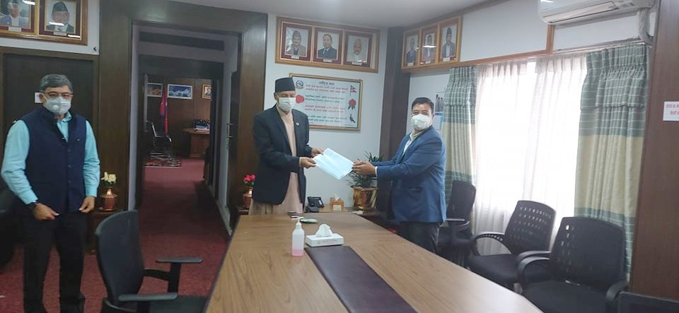 व्यवसायीको सहयोगले बजारमा कालो बजारी छैन : अर्थमन्त्री खतिवडा