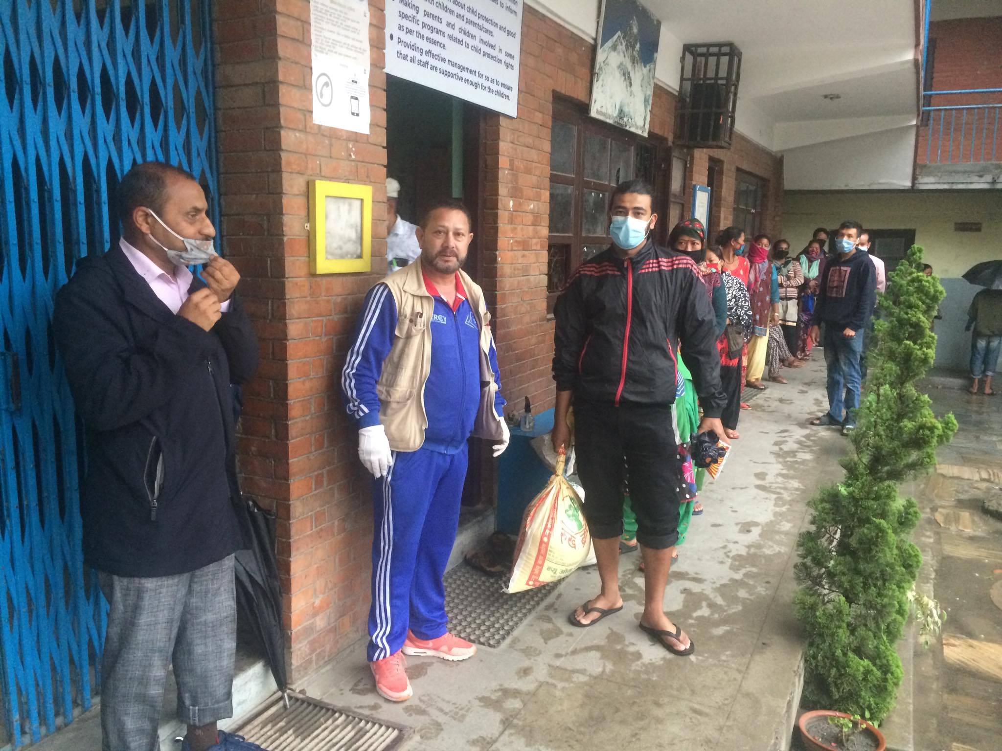 शिवपुरी माविद्वारा विद्यार्थी र अविभावकलाई राहत वितरण