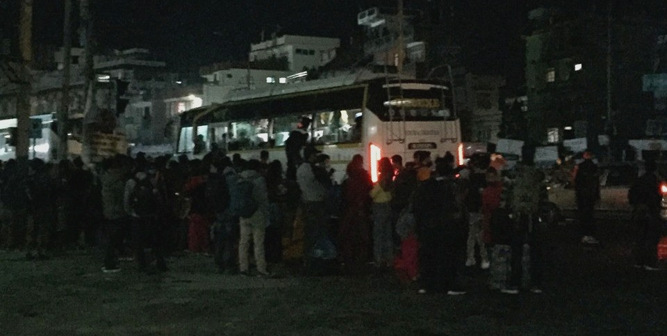 लकडाउन लम्बिएसँगै स्थानीय तहले पठाउन थाले गाडी, जडीबुटीमा बाहिरिनेको भीड