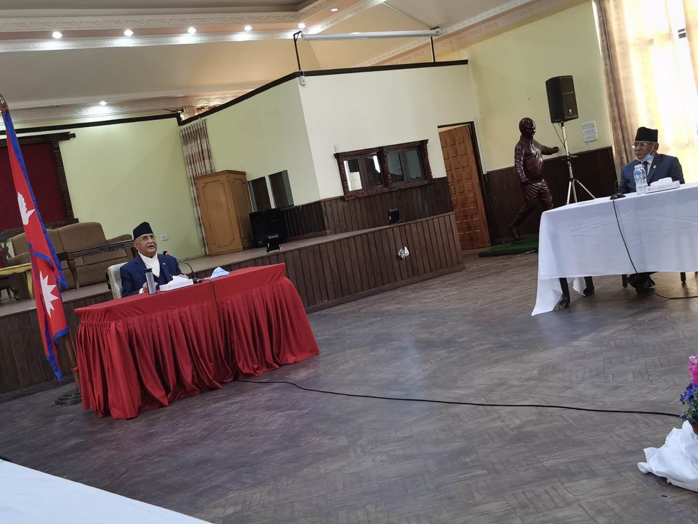 ओलीलाई भेट्न प्रचण्ड बालुवाटार, पछिल्ला घटनाबारे सांसदसँग छलफल