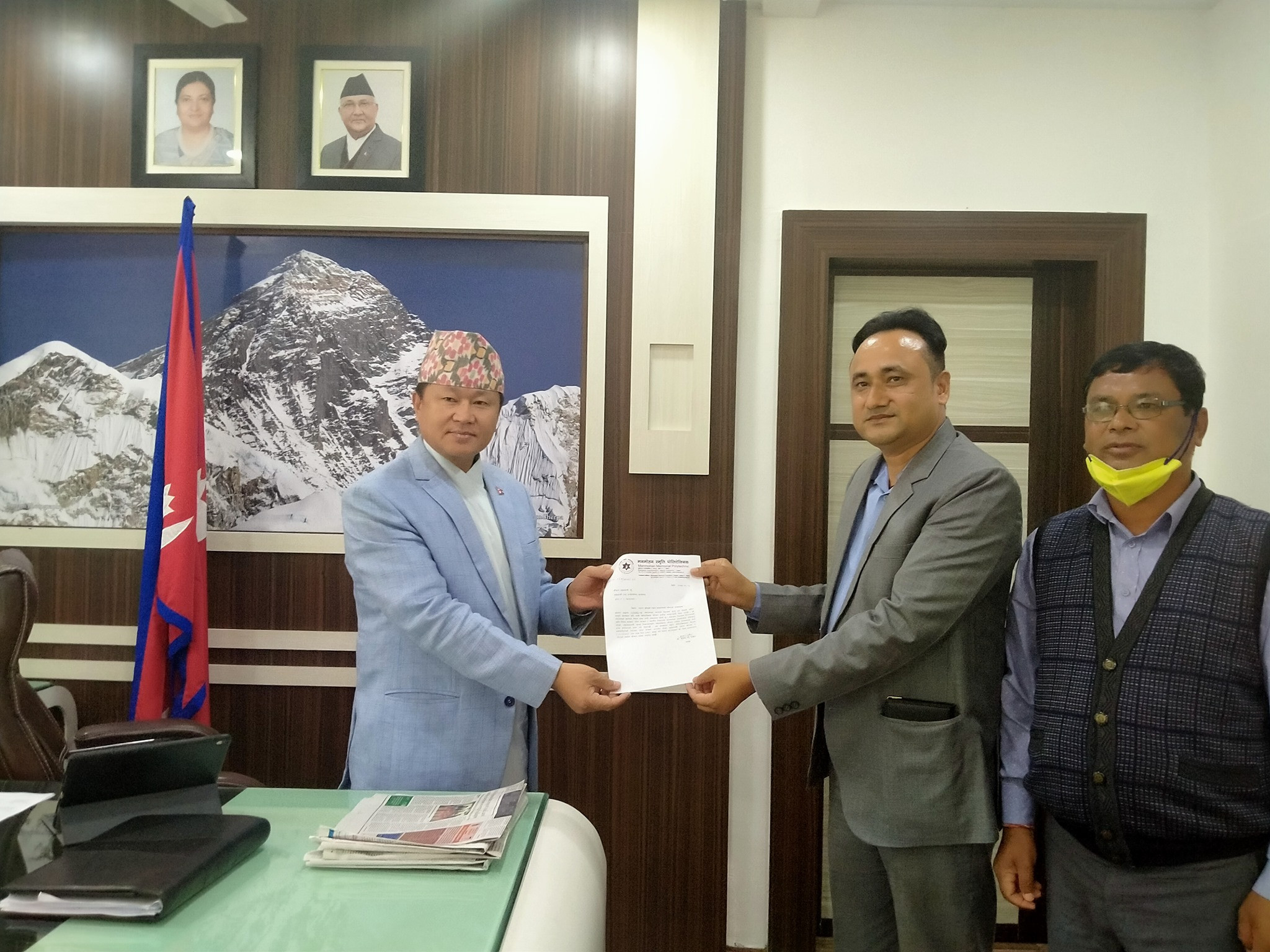 प्रदेश १ को 'कोरोना जनसुरक्षा कोष'मा मनमोहनको १ लाख २० हजार सहयाेग