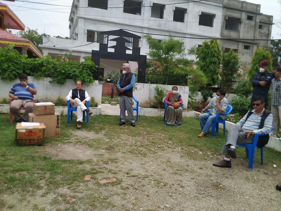 स्वास्थ्य सामाग्री बोकेर उदयपुर आइपुगे सांसद खड्का