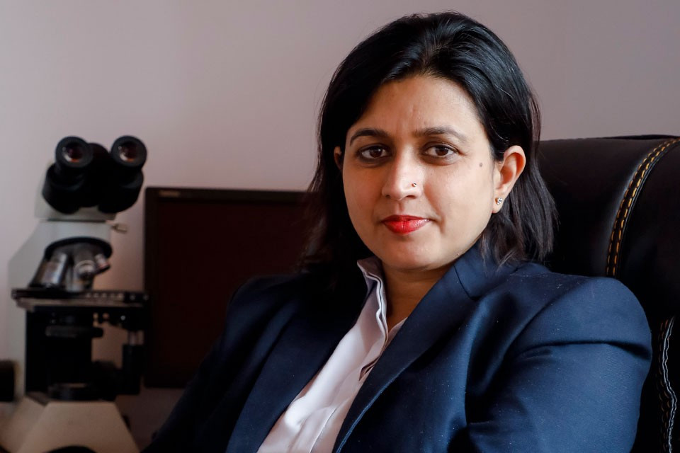 कोरोना नियन्त्रणमा उत्कृष्ट काम गर्ने 'टप फाइभ' महिलामा नेपालकी डा. रुना झा