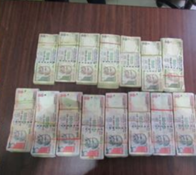 १ करोड ९ लाख भारतीय रुपैयाँसहित २ जना पक्राउ