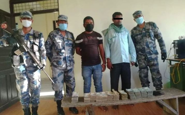 भारतबाट धान बोकेर भित्रिएको ट्रकबाट १८ लाख बरामद