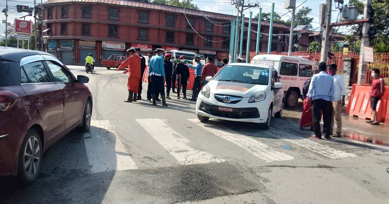 मापसे गरी एम्बुलेन्स हुइँक्याउँदा गौशालामा दुर्घटना