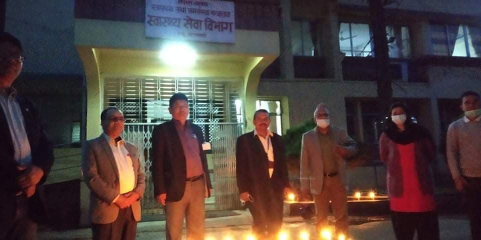 स्वास्थ्यकर्मीको हौसलाका लागि दीप प्रज्वलन