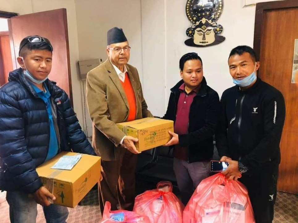 नेता खनालद्वारा गृहजिल्ला इलामलाई स्वास्थ्य सामग्री उपलब्ध
