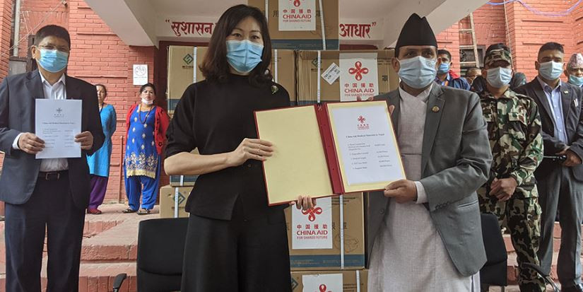 चीनले अनुदानमा दिएकाे ४० हजार पीसीआर टेस्ट कीटसहितका सामग्री सरकारलाई हस्तान्तरण