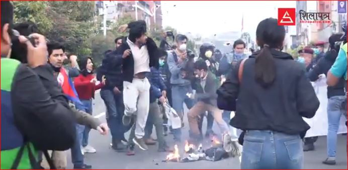नेपाली भूमि अतिक्रमण : माइतीघरमा ओली र मोदीको पुतला दहन [भिडियो]