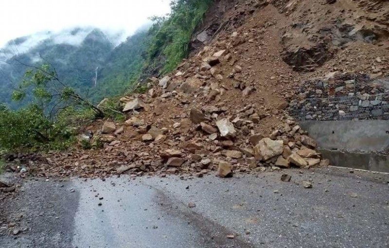 भीमफेदी-कुलेखानी र कान्ति राजपथ अवरुद्ध 