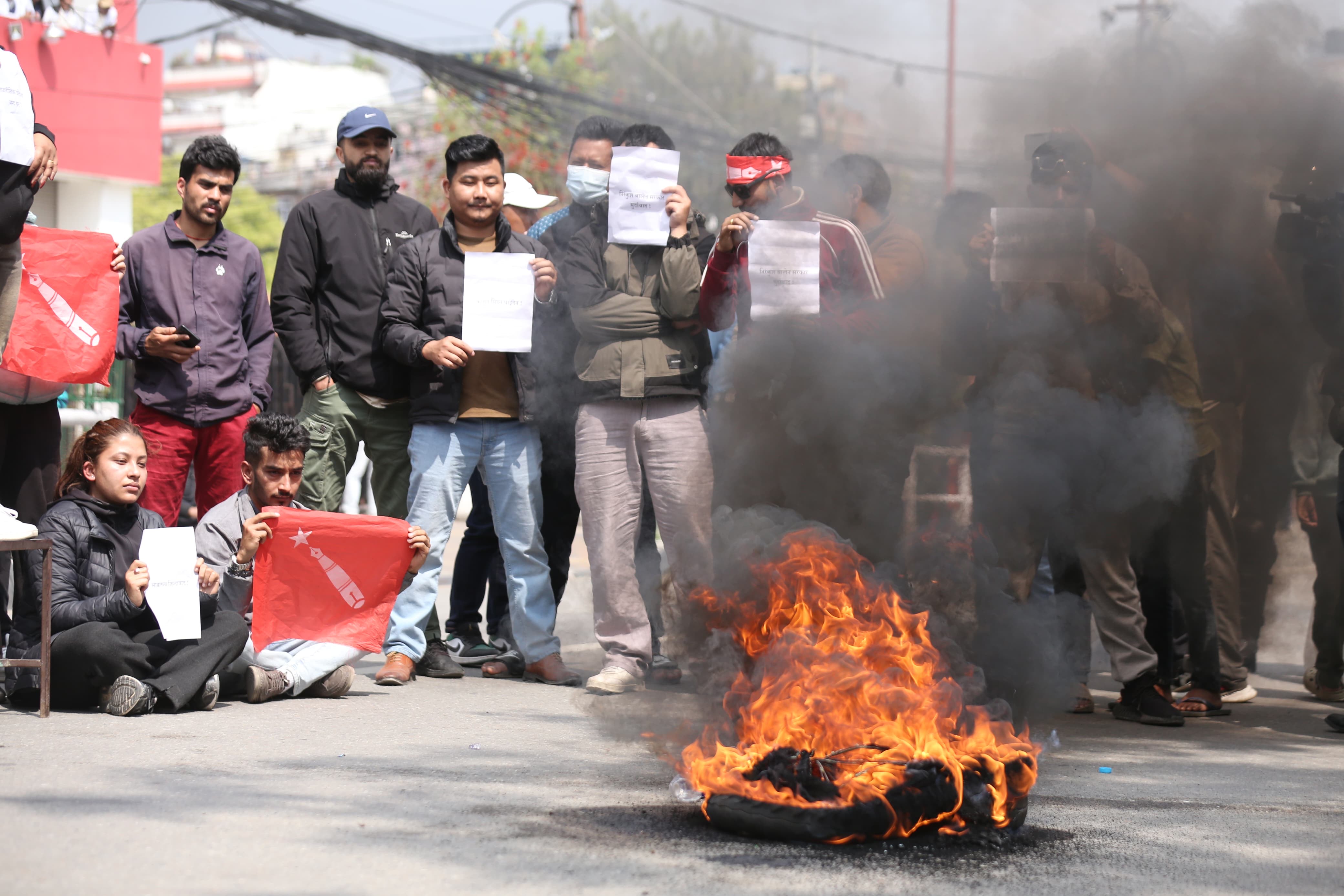 ओली पक्राउको विरोधमा अनेरास्ववियुले गर्‍यो टायर बालेर प्रदर्शन [तस्वीरहरू]