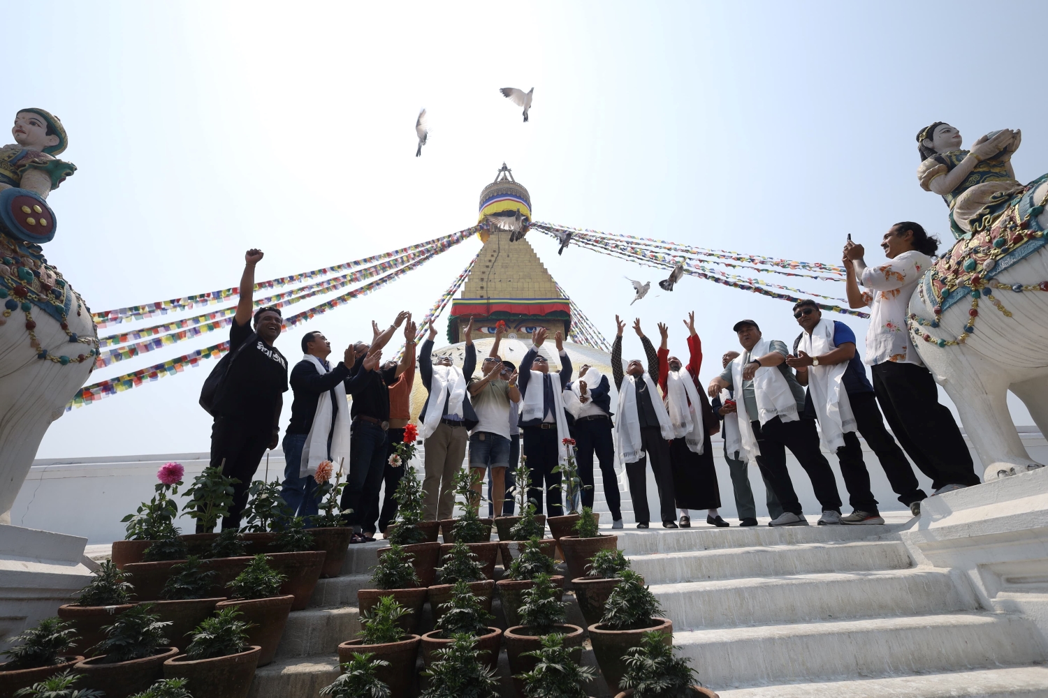 अन्तिम कन्सर्टअघि १९७४ एडी ब्यान्डका सदस्यहरूले बौद्ध स्तुपाबाट उडाए परेवा (तस्वीरहरू)