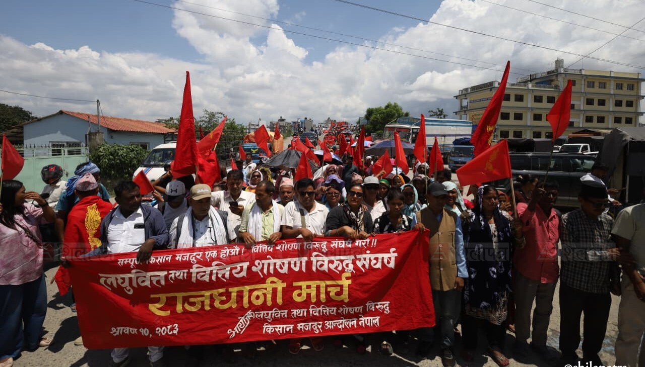 तस्वीरमा हेर्नुहाेस् काठमाडौंमा लघुवित्त पीडितको ‘राजधानी मार्च’