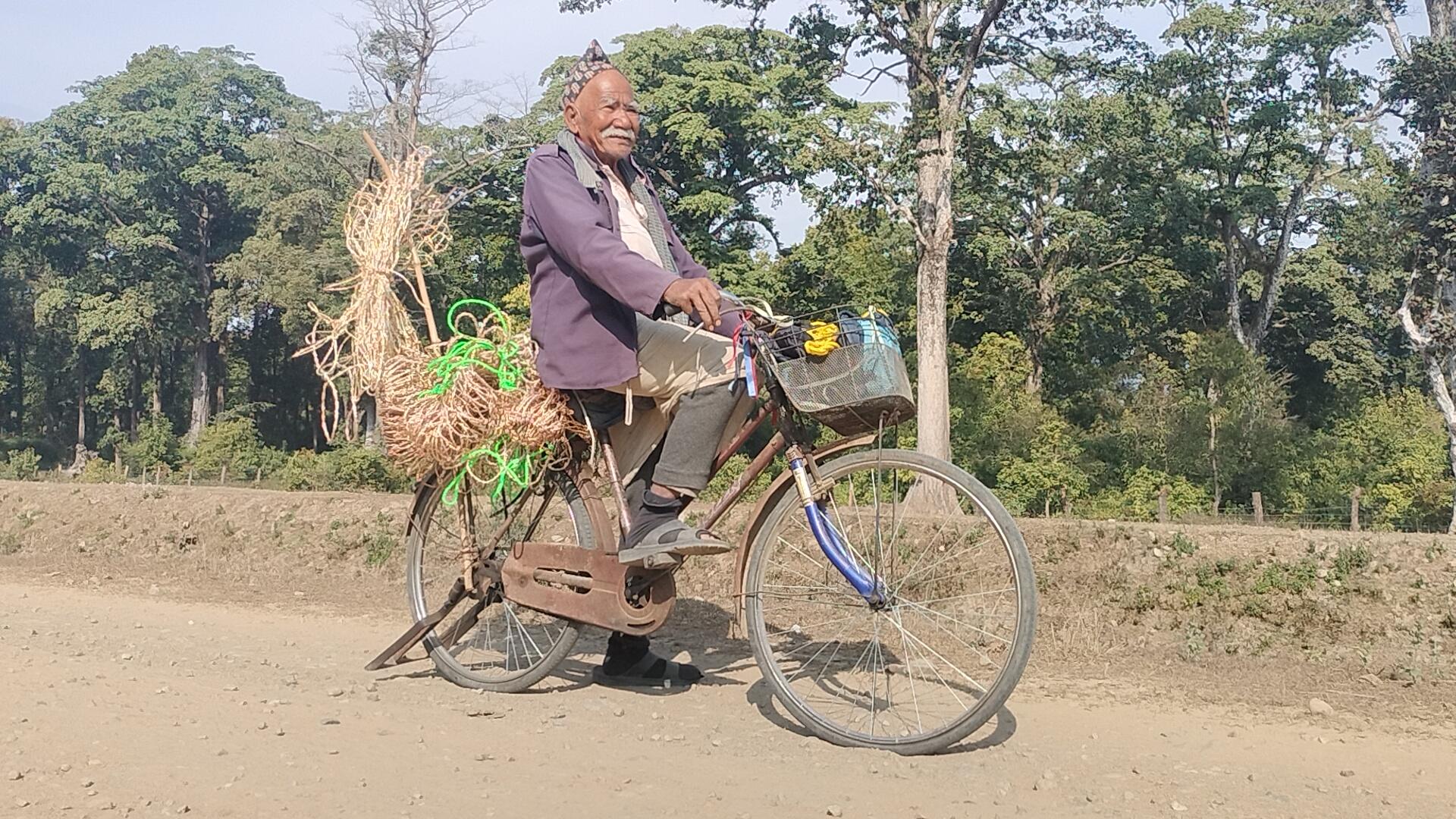 ८४ वर्षमा पनि गाउँबस्ती डुल्दै व्यापार गर्छन् रामस्वरुप राना