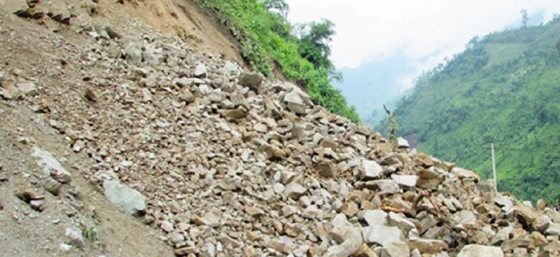 भीमदत्त राजमार्गमा पहिरो, सात जिल्लाको यातायात ठप्प