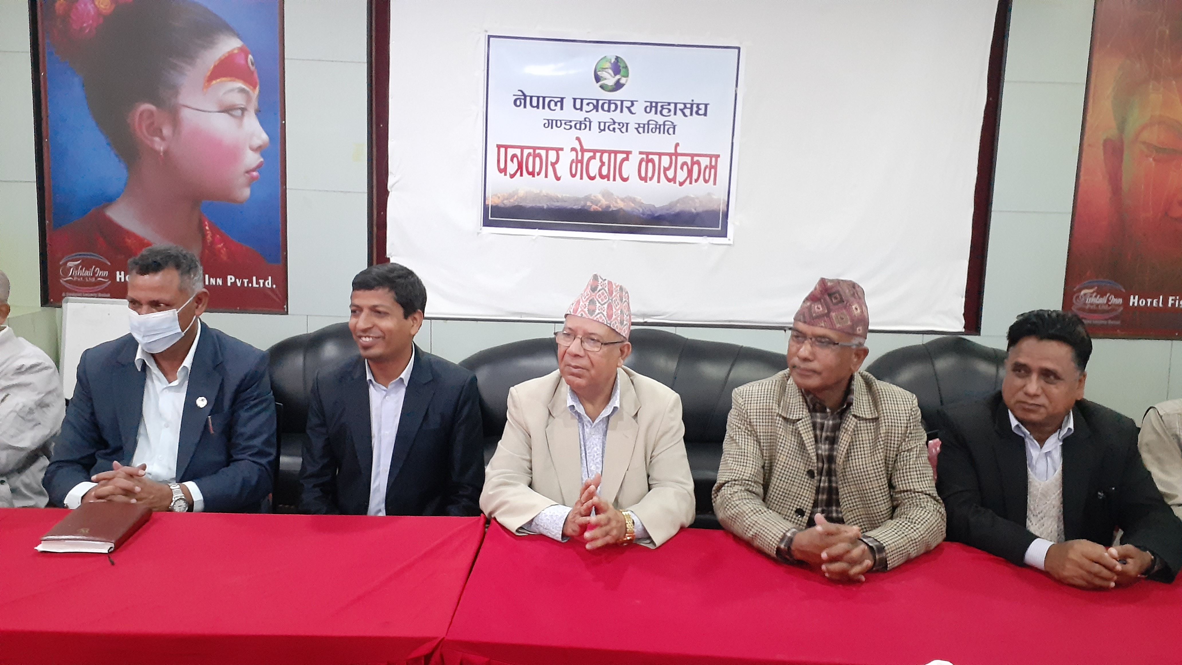 प्रधानन्यायाधीशको राजीनामाबारे बोल्दिनँ: माधव नेपाल
